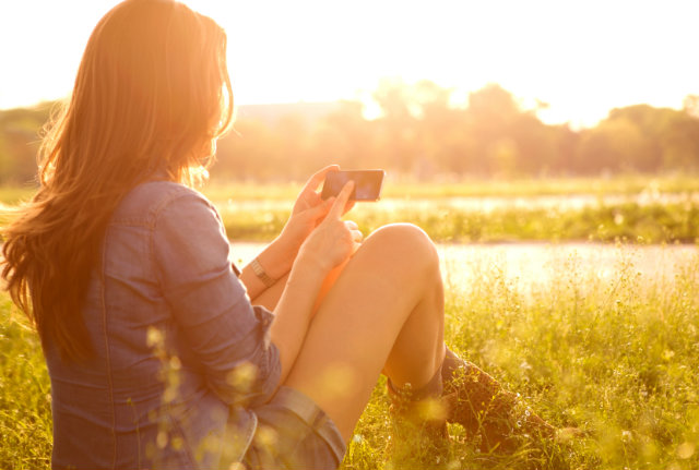 woman_using_mobile